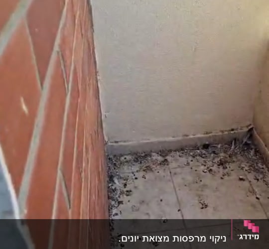 פינה מלוכלכת עם קיר לבנים ורצפה